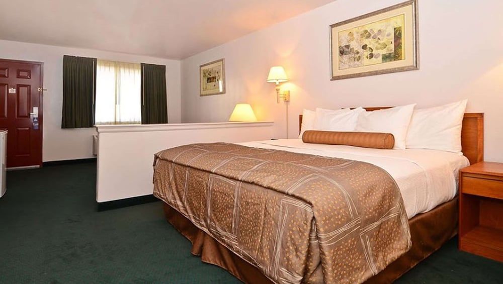 Magnuson Hotel Manitou Springs Suite, 1 King Bed with Sofa bed 3