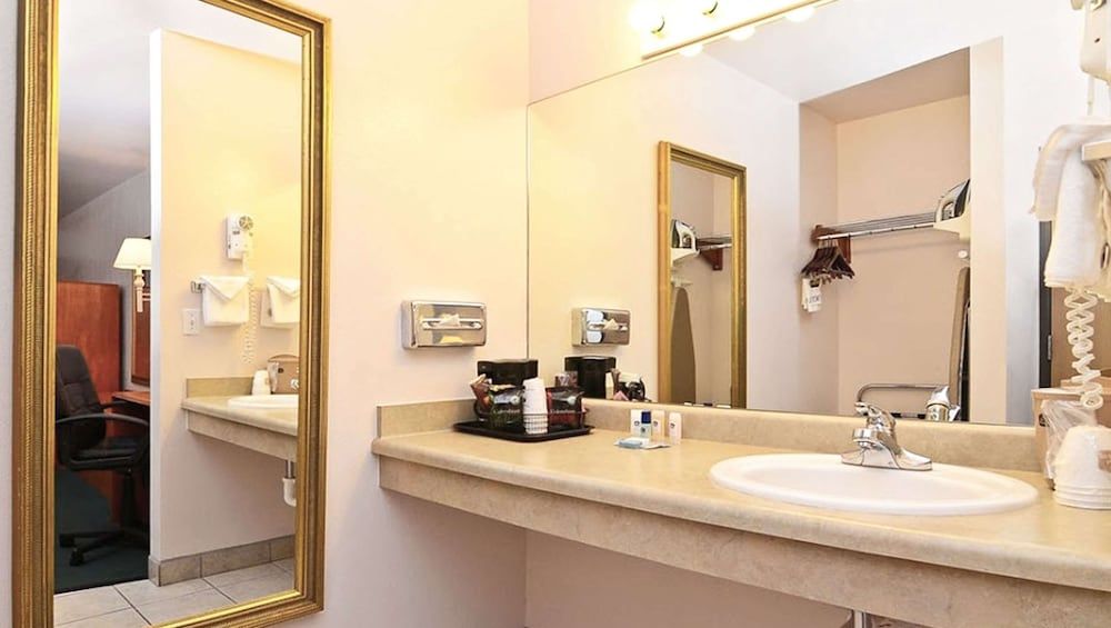 Magnuson Hotel Manitou Springs Suite, 1 King Bed with Sofa bed 4