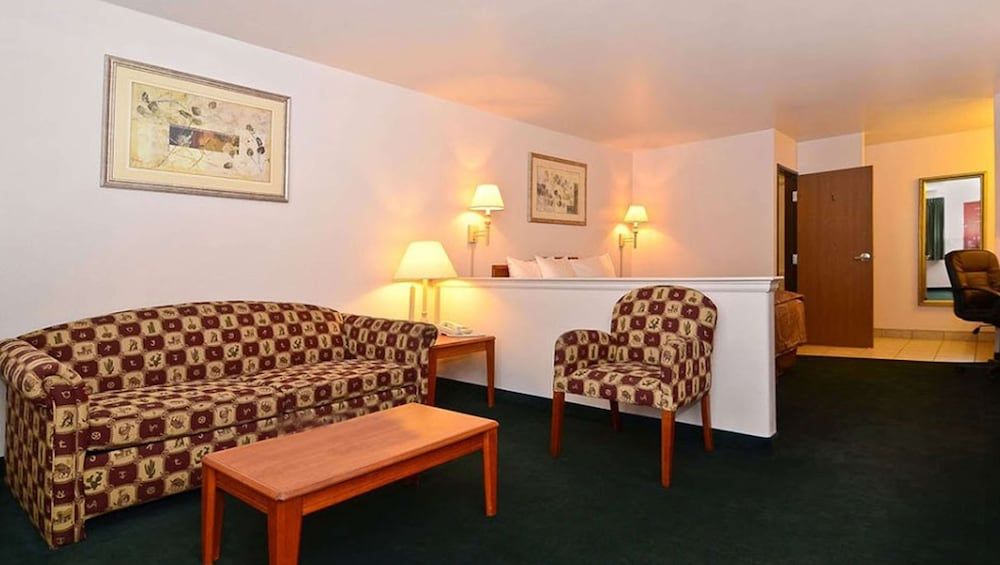 Magnuson Hotel Manitou Springs Suite, 1 King Bed with Sofa bed 5