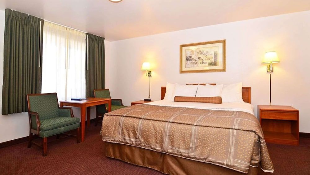 Magnuson Hotel Manitou Springs Room, 1 King Bed, Non Smoking, Refrigerator