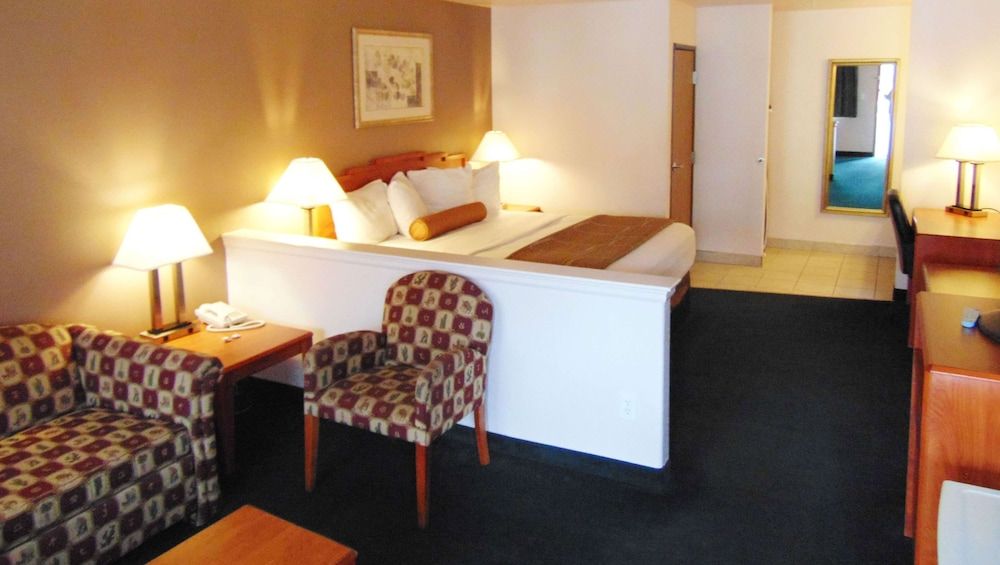 Magnuson Hotel Manitou Springs Suite, 1 King Bed with Sofa bed