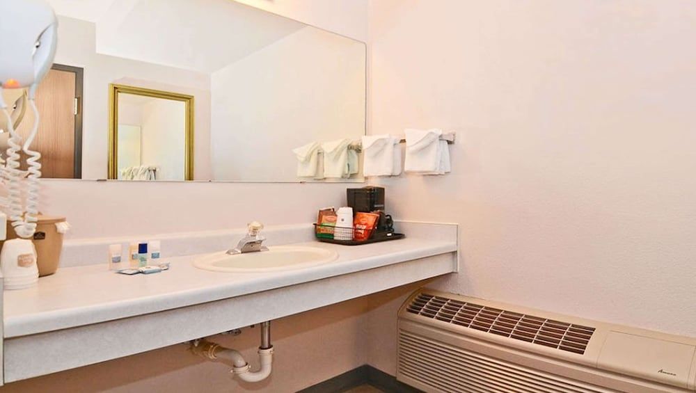 Magnuson Hotel Manitou Springs Room, 2 Queen Beds 4
