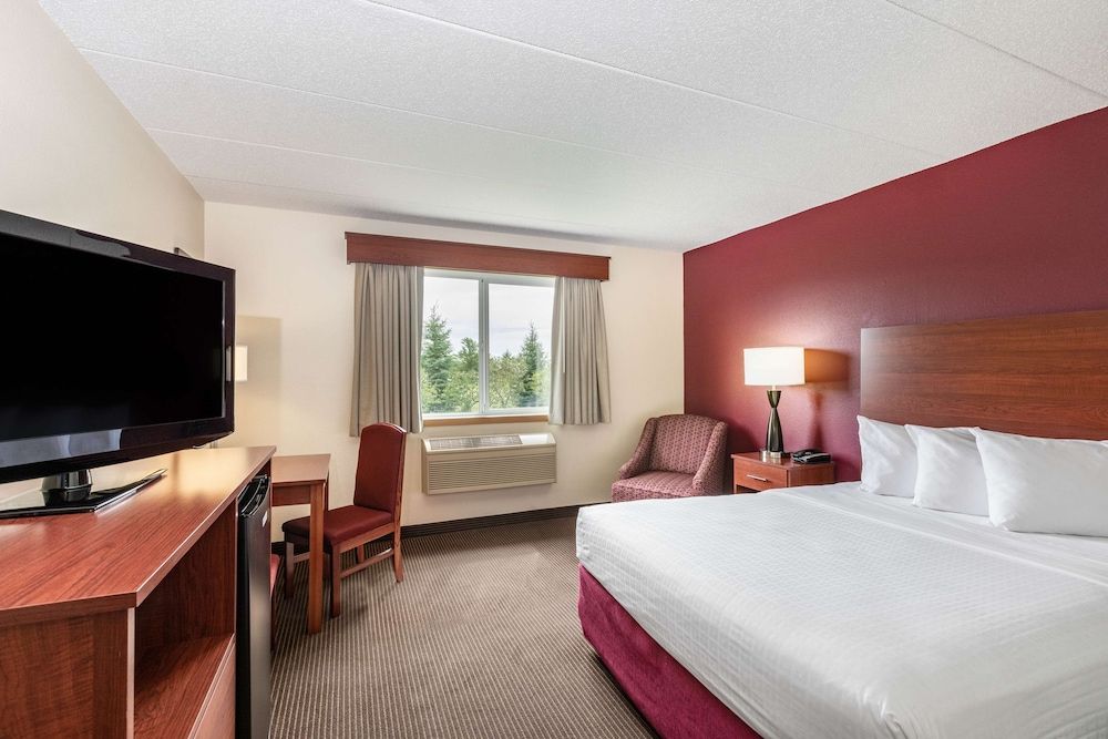Standard Room, 1 Queen Bed, Accessible, Refrigerator & Microwave