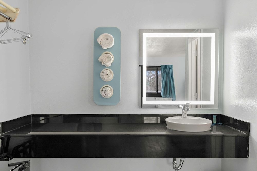 Americas Best Value Inn Bangor Room, 1 King Bed, Non Smoking 4