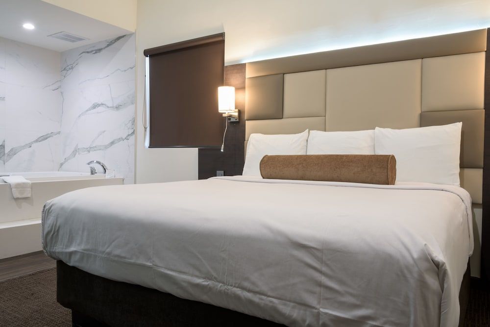 Romantic Suite, Jetted Tub