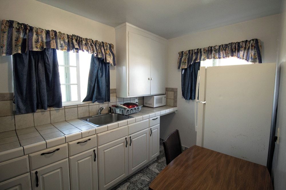 Viking Motel Room, Multiple Beds, Kitchen 5