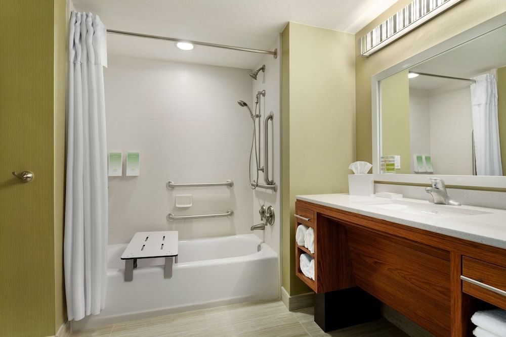 Suite, 1 Queen Bed, Accessible, Bathtub