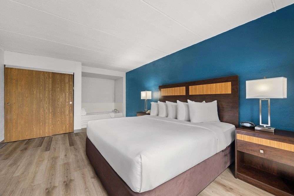 Suite, 1 King Bed, Non Smoking, Hot Tub (2 Person Hot Tub)