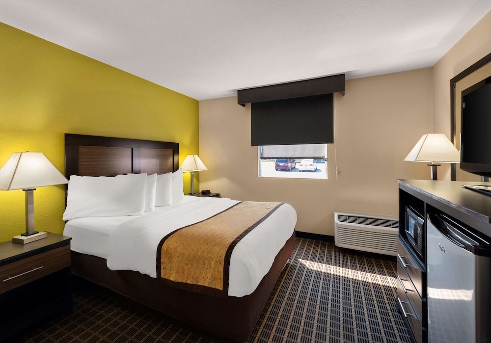 Standard Room, 1 King Bed, Accessible, Refrigerator & Microwave (Larger Room)