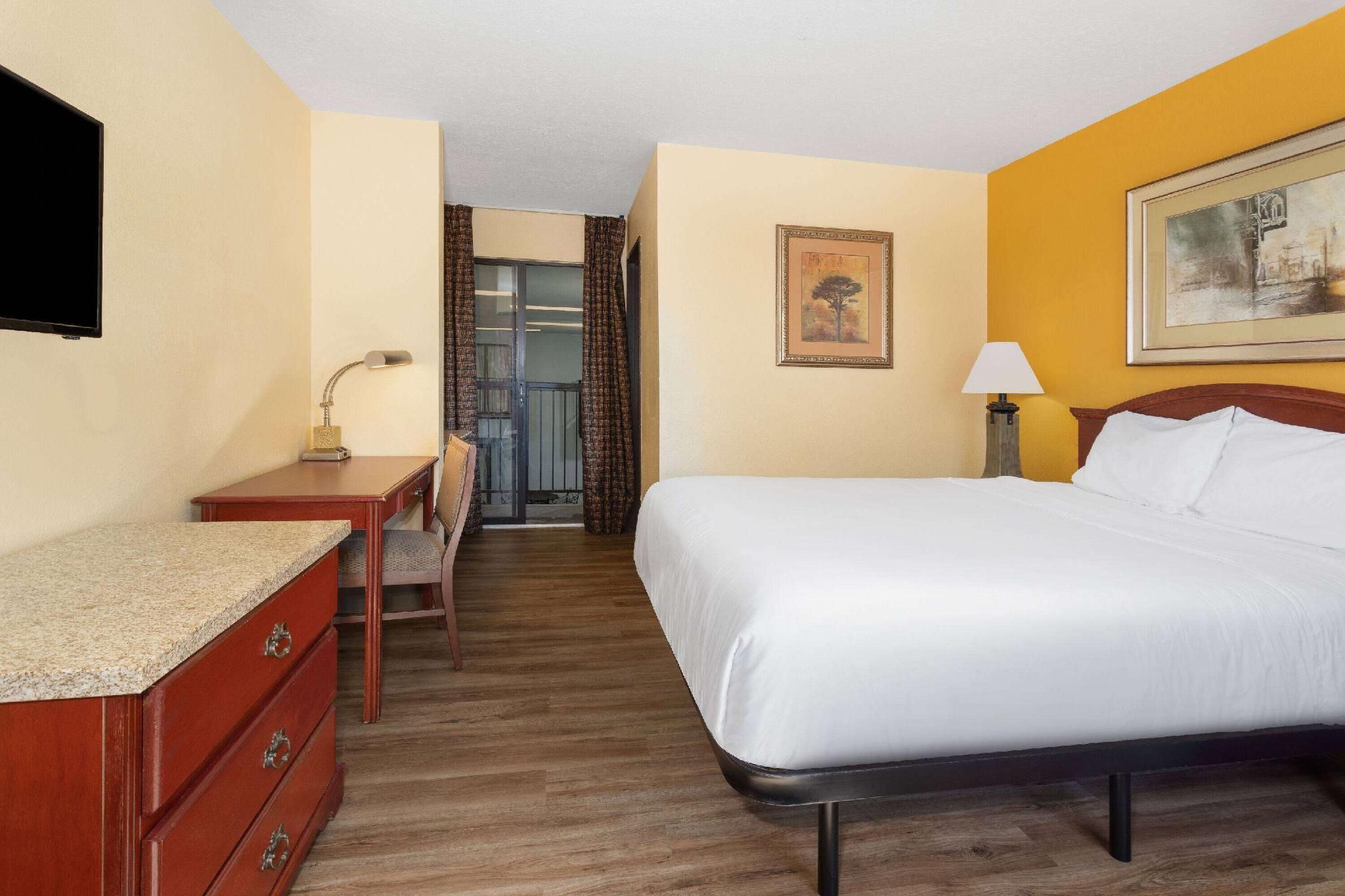 1 Queen Bed, Deluxe Room, Non-Smoking