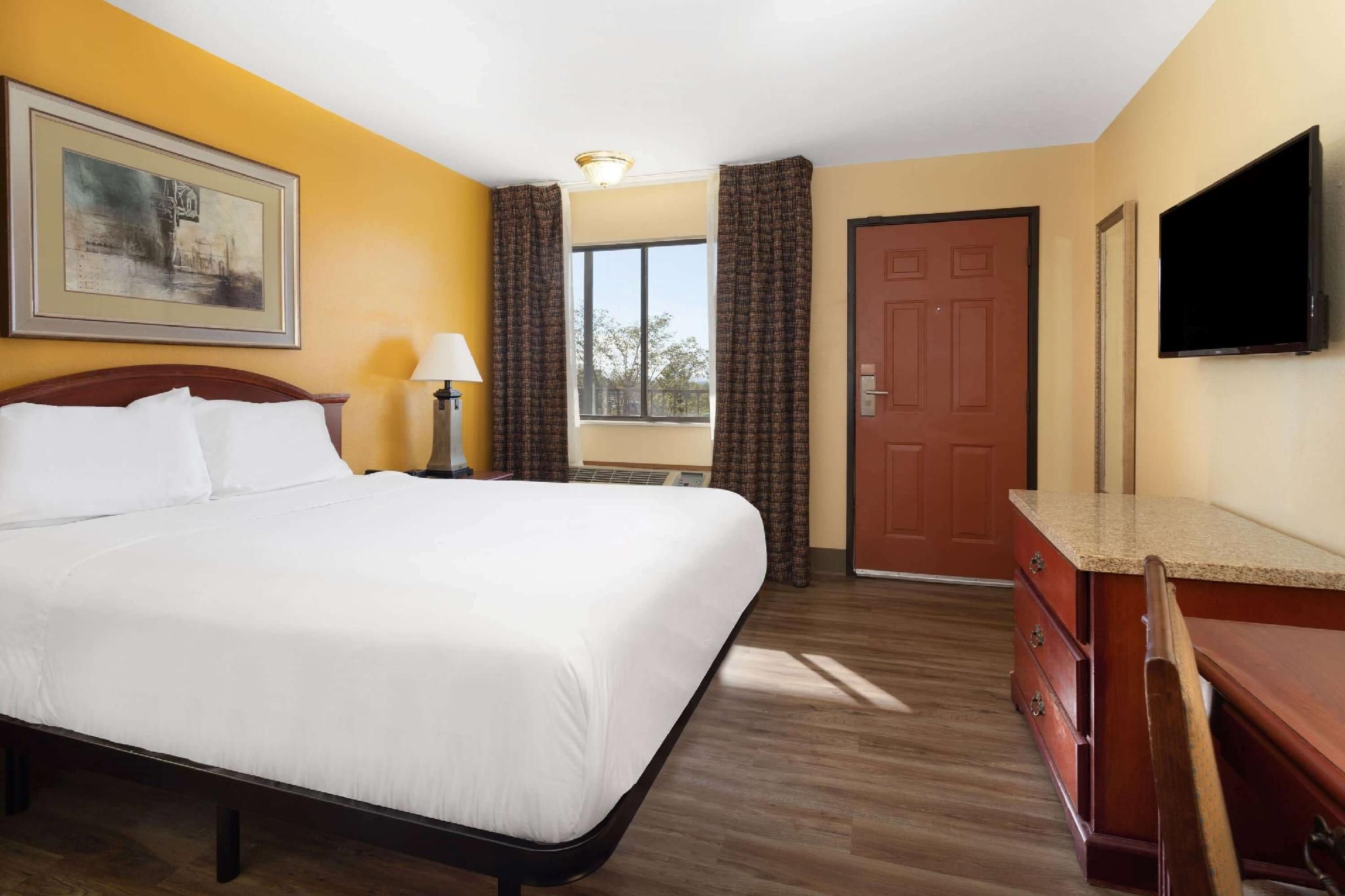 1 Queen Bed, Deluxe Room, Non-Smoking
