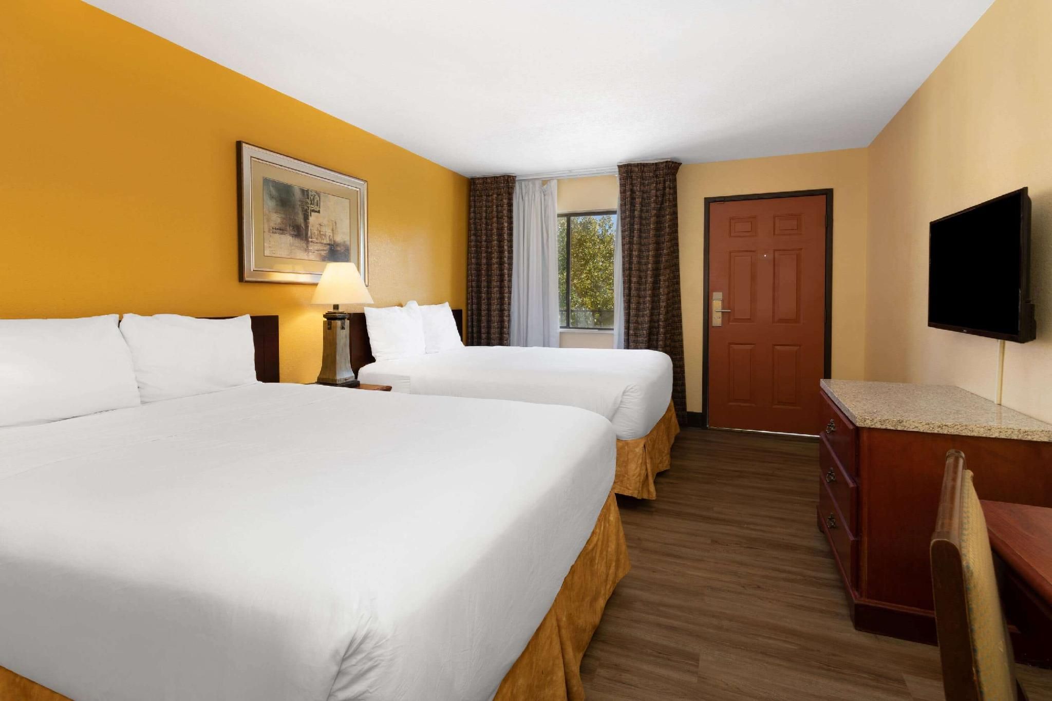 2 Queen Beds, Deluxe Room, Non-Smoking