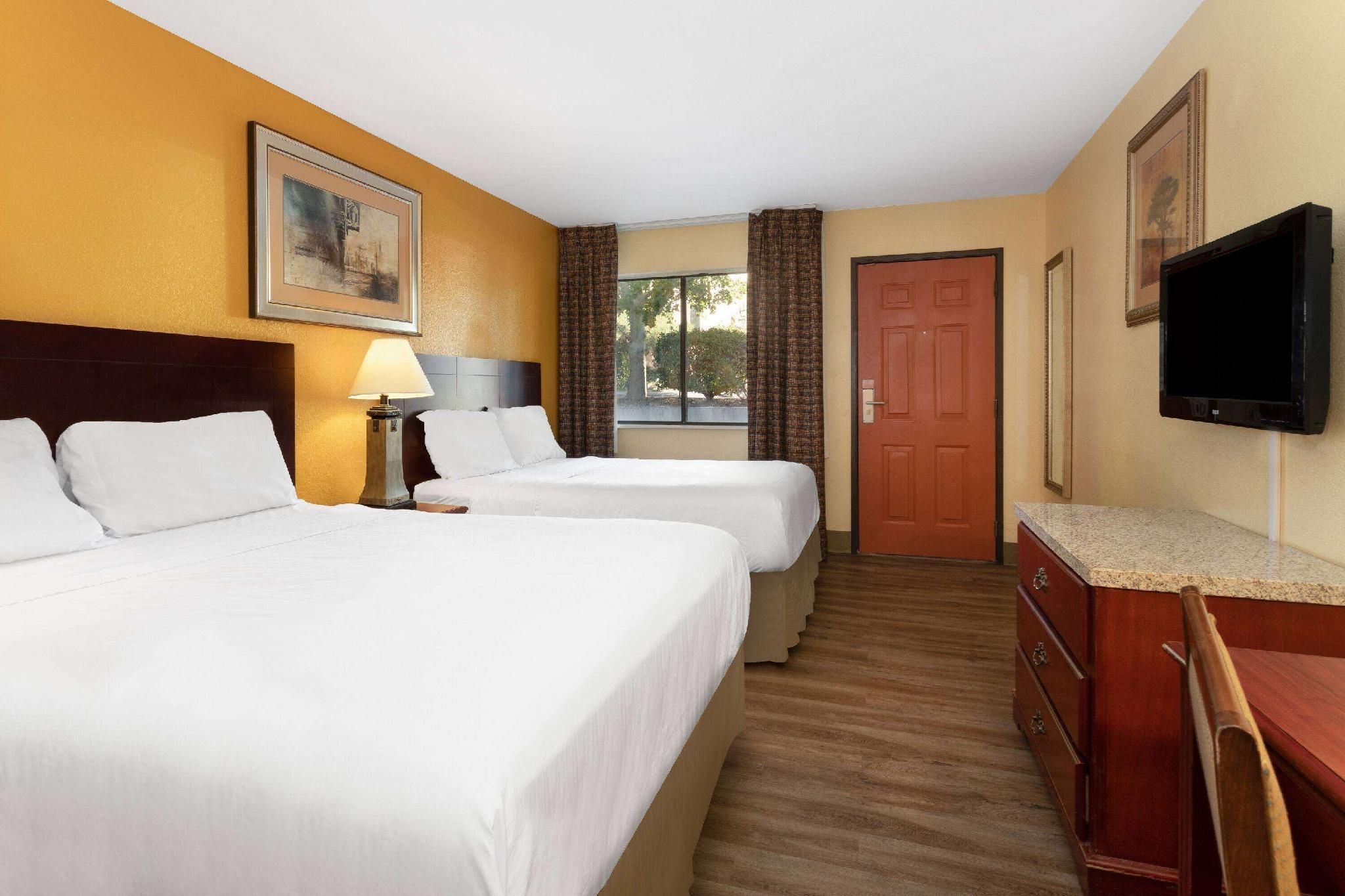 2 Queen Beds, Deluxe Room, Non-Smoking