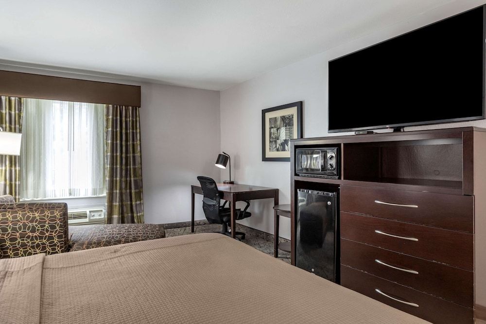 Best Western Oakdale Inn Standard Room, 1 King Bed, Non Smoking, Refrigerator & Microwave 3