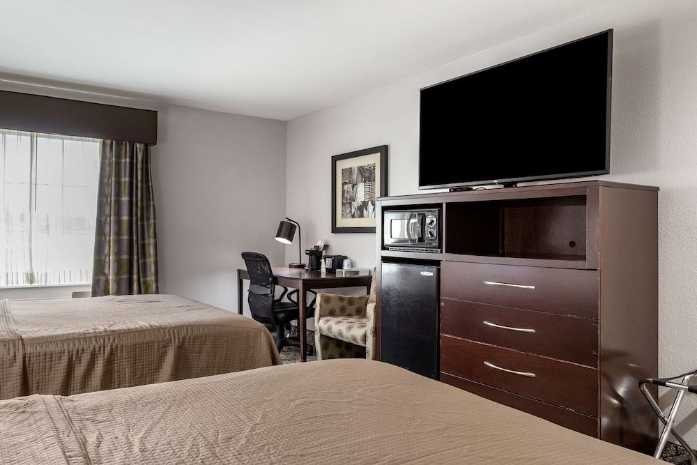 Best Western Oakdale Inn Standard Room, 2 Queen Beds, Non Smoking, Refrigerator & Microwave 2