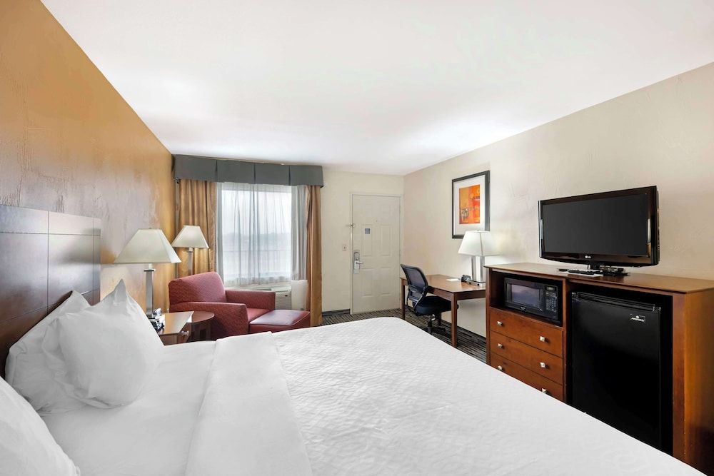 Best Western Snyder Inn Standard Room, 1 King Bed, Non Smoking, Refrigerator & Microwave 2