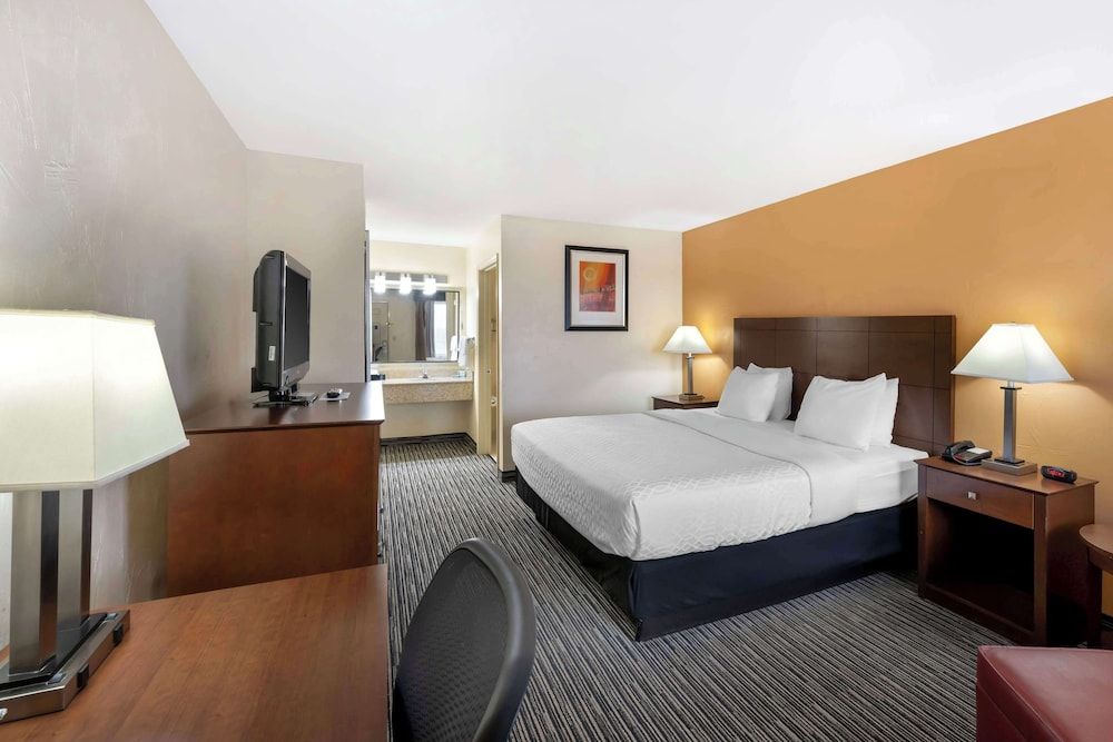 Best Western Snyder Inn Standard Room, 1 King Bed, Non Smoking, Refrigerator & Microwave