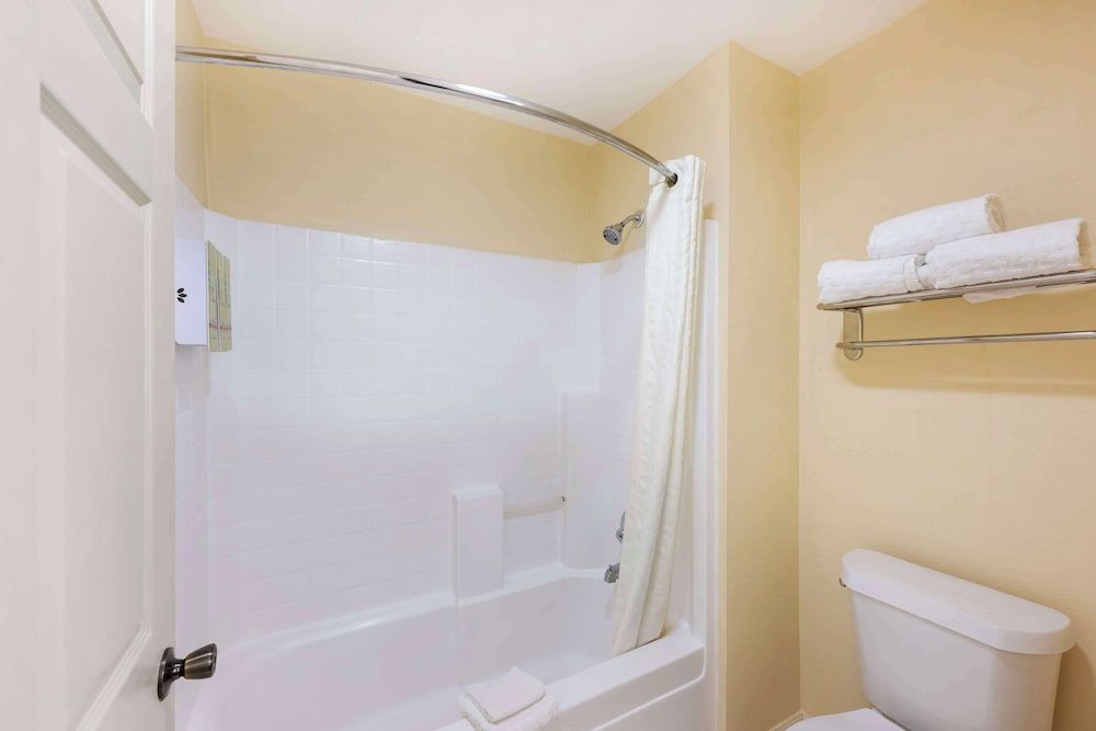 Best Western Snyder Inn Standard Room, 2 Queen Beds, Non Smoking, Refrigerator & Microwave 4