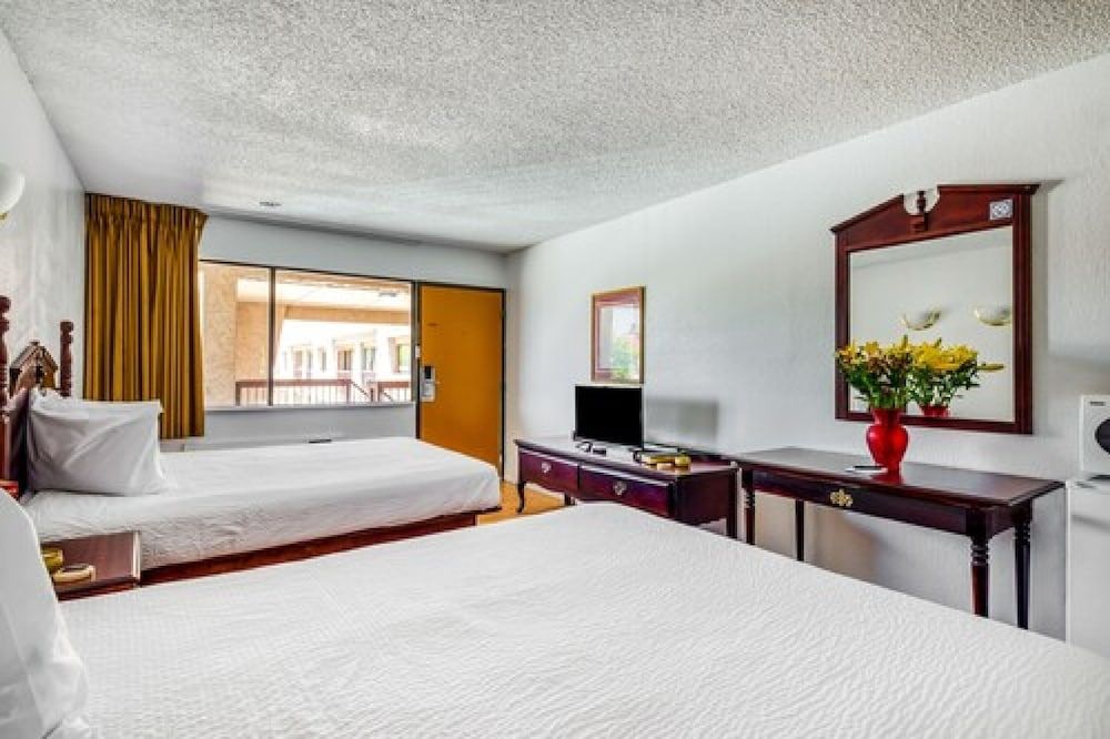 OYO Hotel Groesbeck Premium Room, 2 Queen Beds, Smoking 3