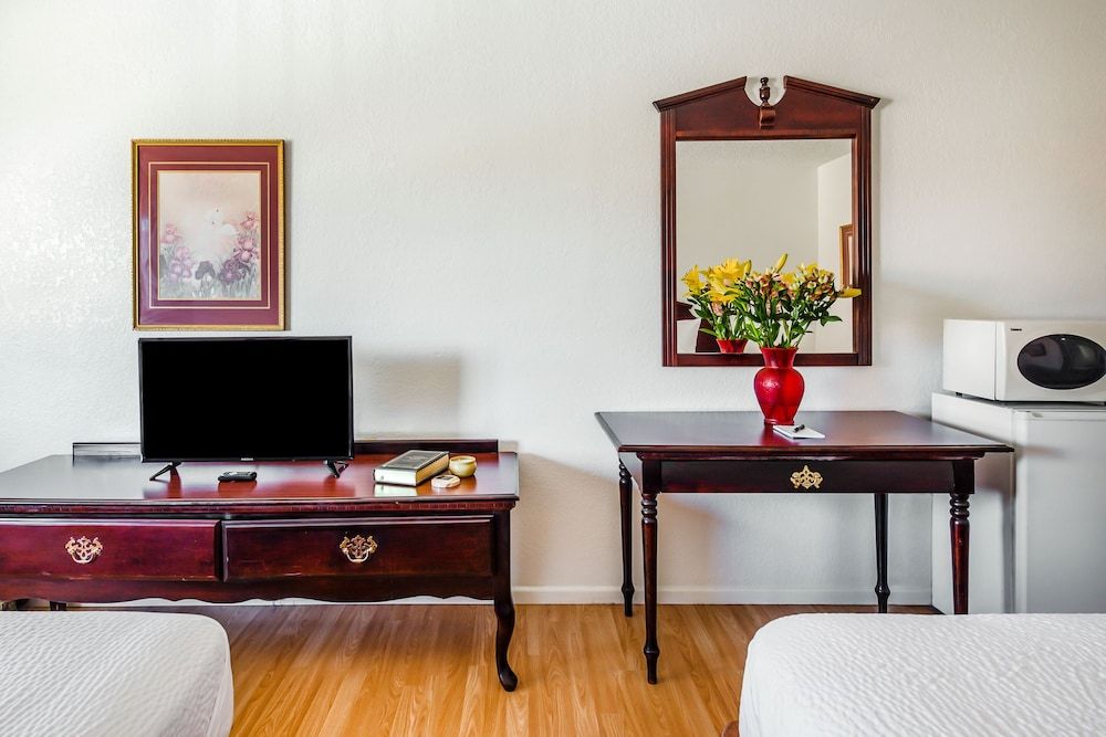 OYO Hotel Groesbeck Room, 2 Queen Beds, Smoking 5