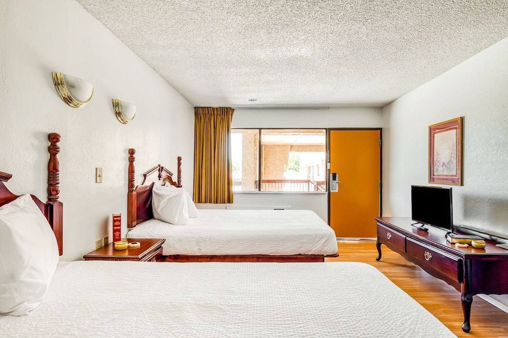 OYO Hotel Groesbeck Premium Room, 2 Queen Beds, Smoking 2