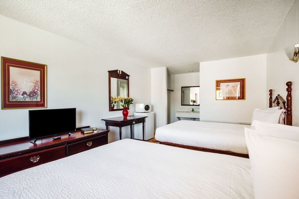 OYO Hotel Groesbeck Premium Room, 2 Queen Beds, Smoking