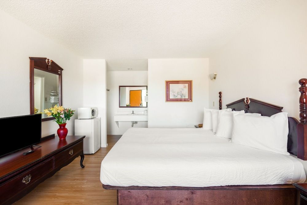 OYO Hotel Groesbeck Room, 1 King Bed, Smoking 3