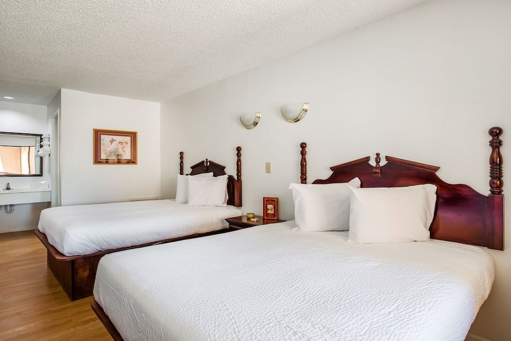 OYO Hotel Groesbeck Room, 2 Queen Beds, Smoking