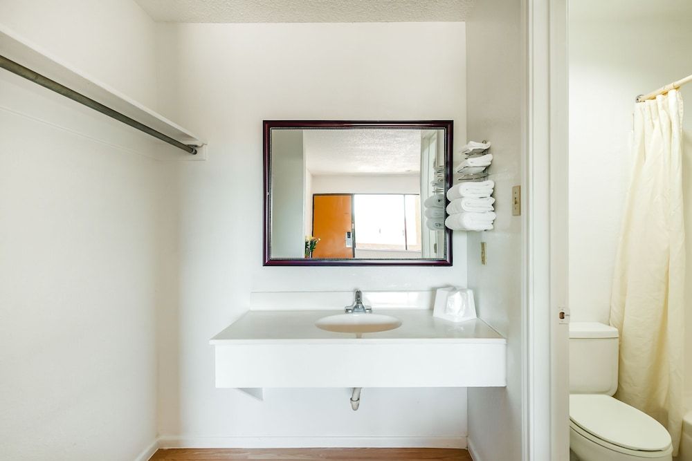 OYO Hotel Groesbeck Room, 2 Queen Beds, Smoking 3