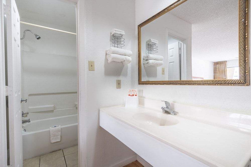 OYO Hotel Groesbeck Premium Room, 2 Queen Beds, Smoking 5