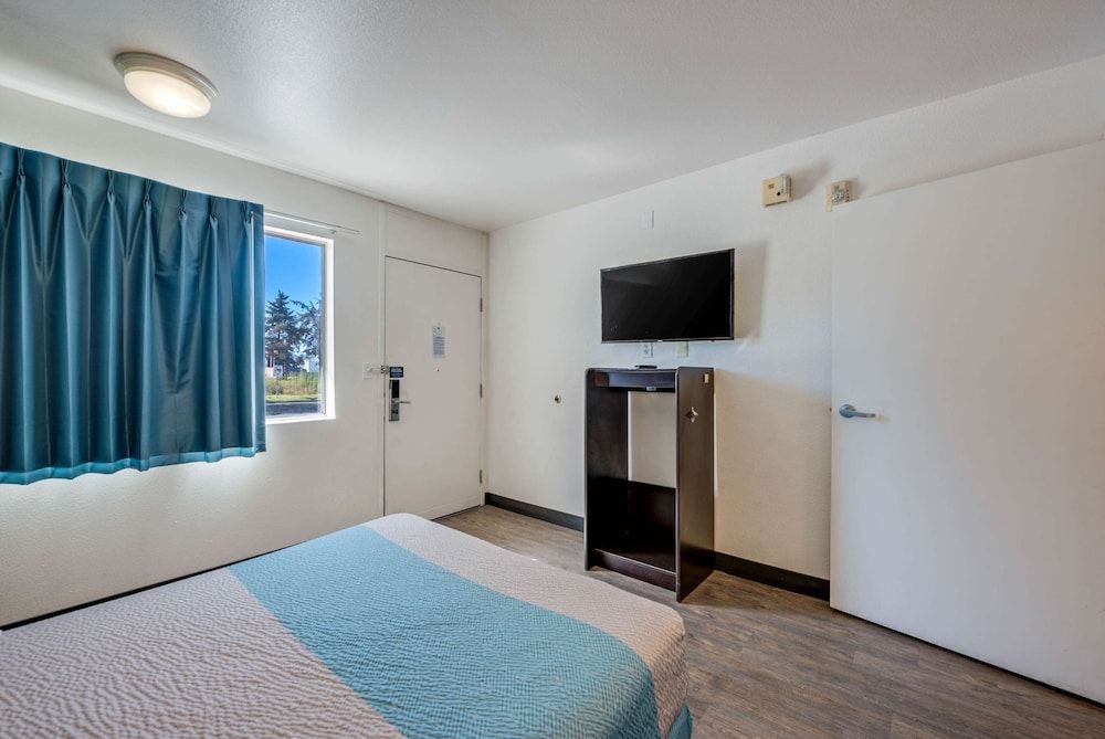Motel 6 Winnemucca, NV Deluxe Room, 1 Double Bed, Non Smoking, Refrigerator & Microwave 3
