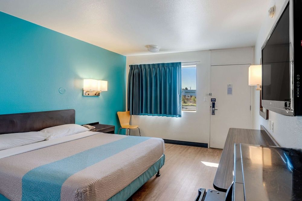 Motel 6 Winnemucca, NV Deluxe Room, 1 Double Bed, Non Smoking, Refrigerator & Microwave