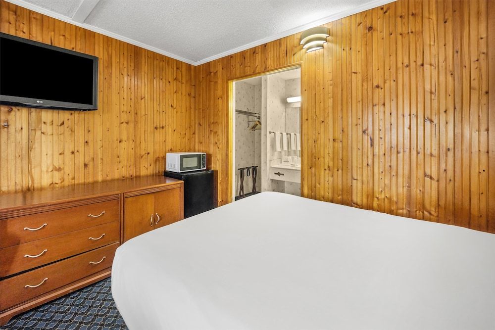 Americas Best Value Inn Roxboro Room, 1 King Bed, Smoking 3