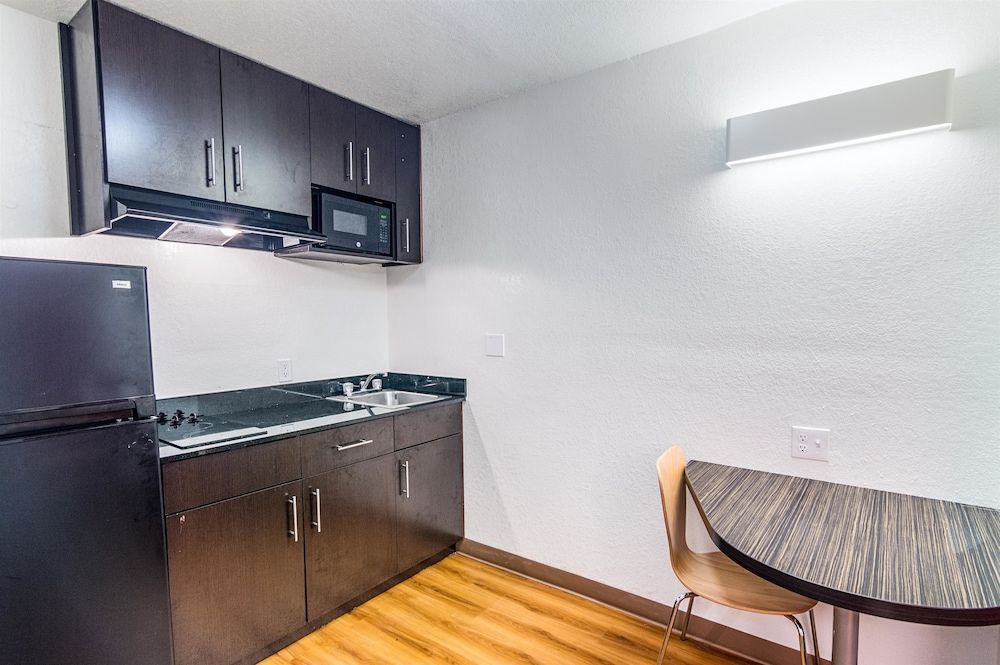 Motel 6 Ardmore, OK Deluxe Room, 1 Queen Bed, Non Smoking, Kitchenette 10