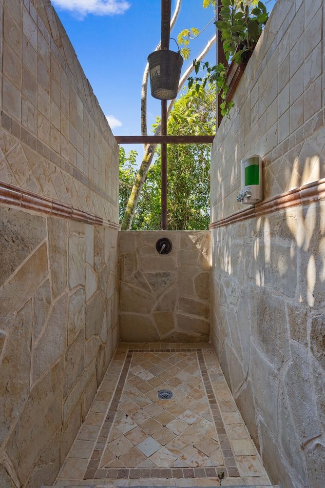 Ian Anderson's Caves Branch Adventure Co 2 Bedroom River View 4