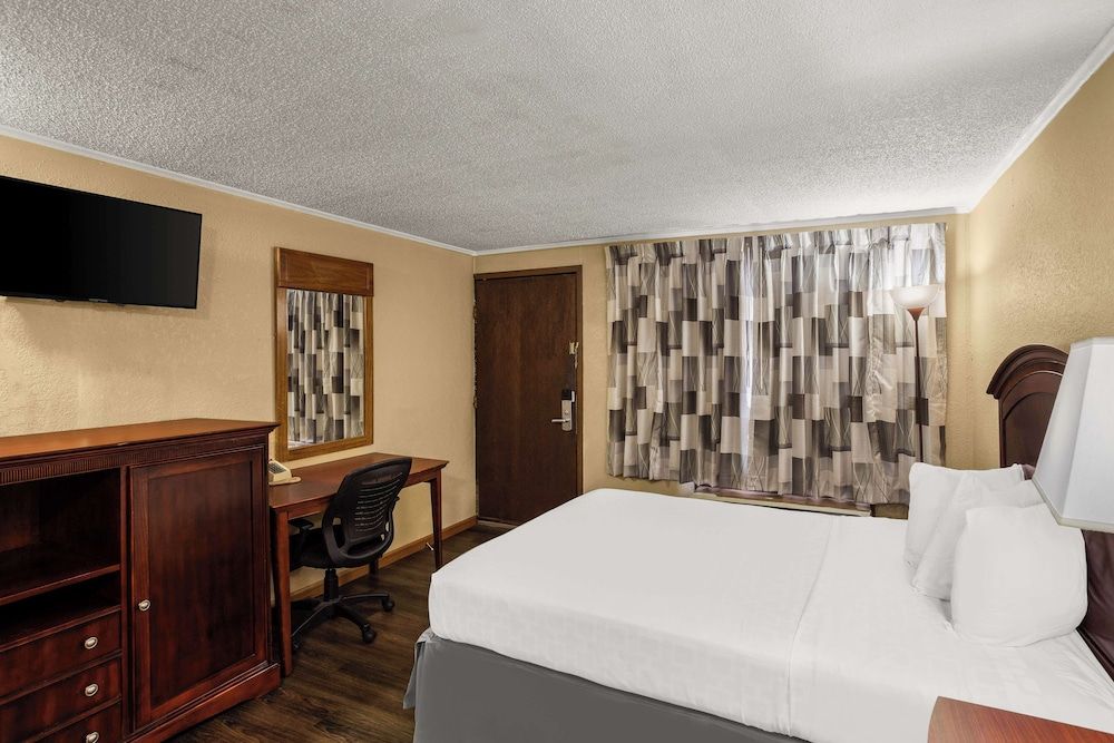 Suite, 1 Queen Bed, Smoking, Kitchen