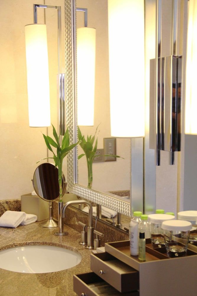 Hilton Qingdao Golden Beach KING ONE BEDROOM DELUXE SUITE WITH LOUNGE ACCESS 9