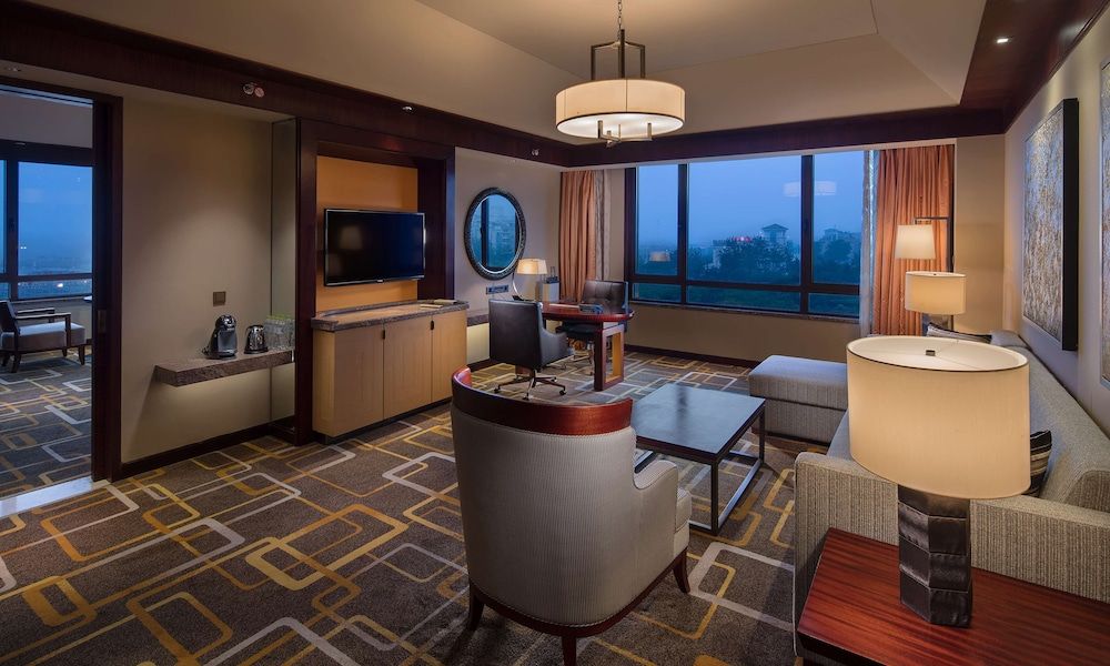 Hilton Qingdao Golden Beach KING JUNIOR SUITE WITH LOUNGE ACCESS 6