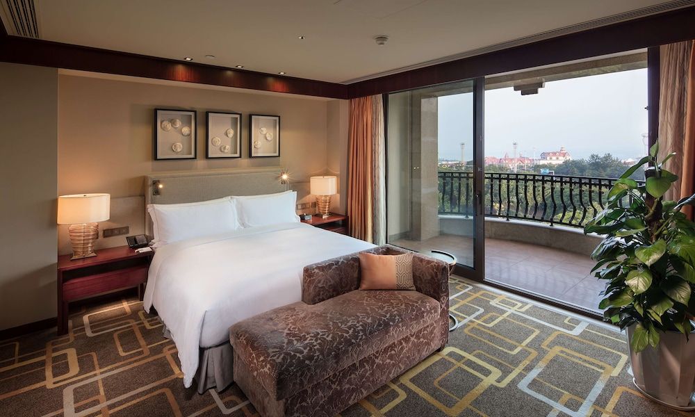 Hilton Qingdao Golden Beach KING JUNIOR SUITE WITH LOUNGE ACCESS