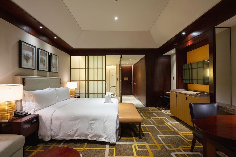 Hilton Qingdao Golden Beach Duplex, 1 King Bed 2