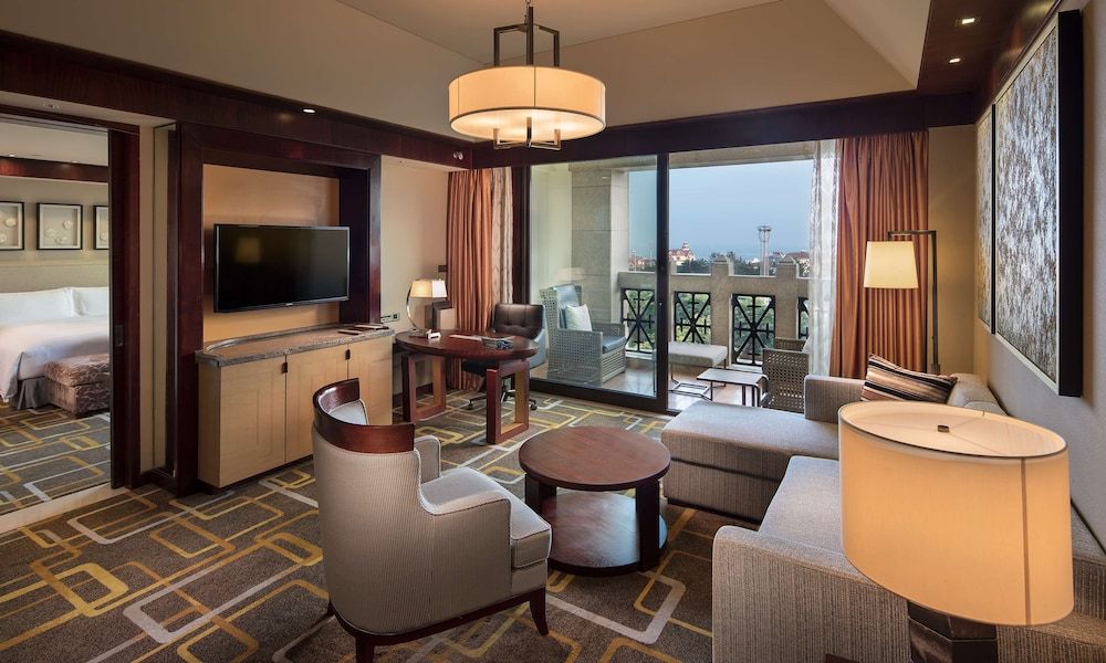 Hilton Qingdao Golden Beach KING JUNIOR SUITE WITH LOUNGE ACCESS 5