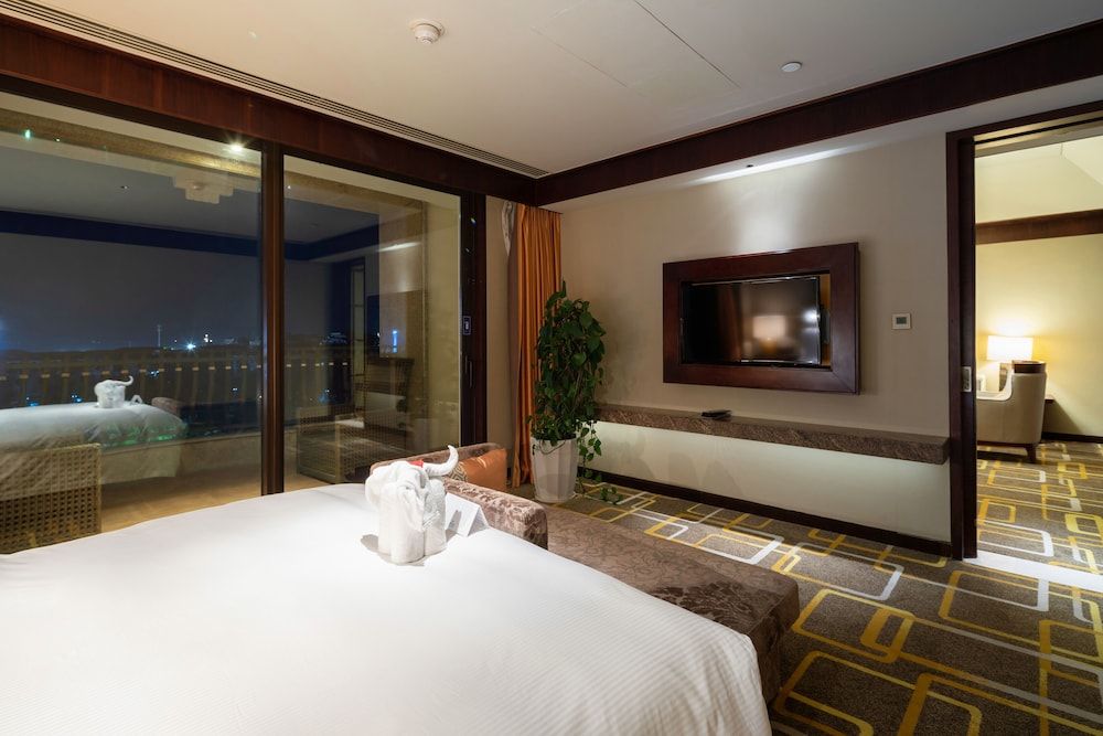 Hilton Qingdao Golden Beach KING JUNIOR SUITE WITH LOUNGE ACCESS 2