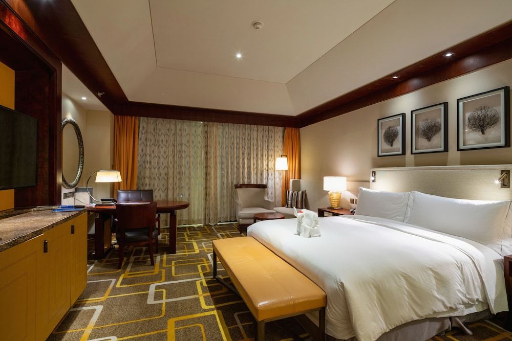 Hilton Qingdao Golden Beach Duplex, 1 King Bed 3