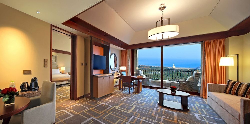 Hilton Qingdao Golden Beach KING JUNIOR SUITE WITH LOUNGE ACCESS 7