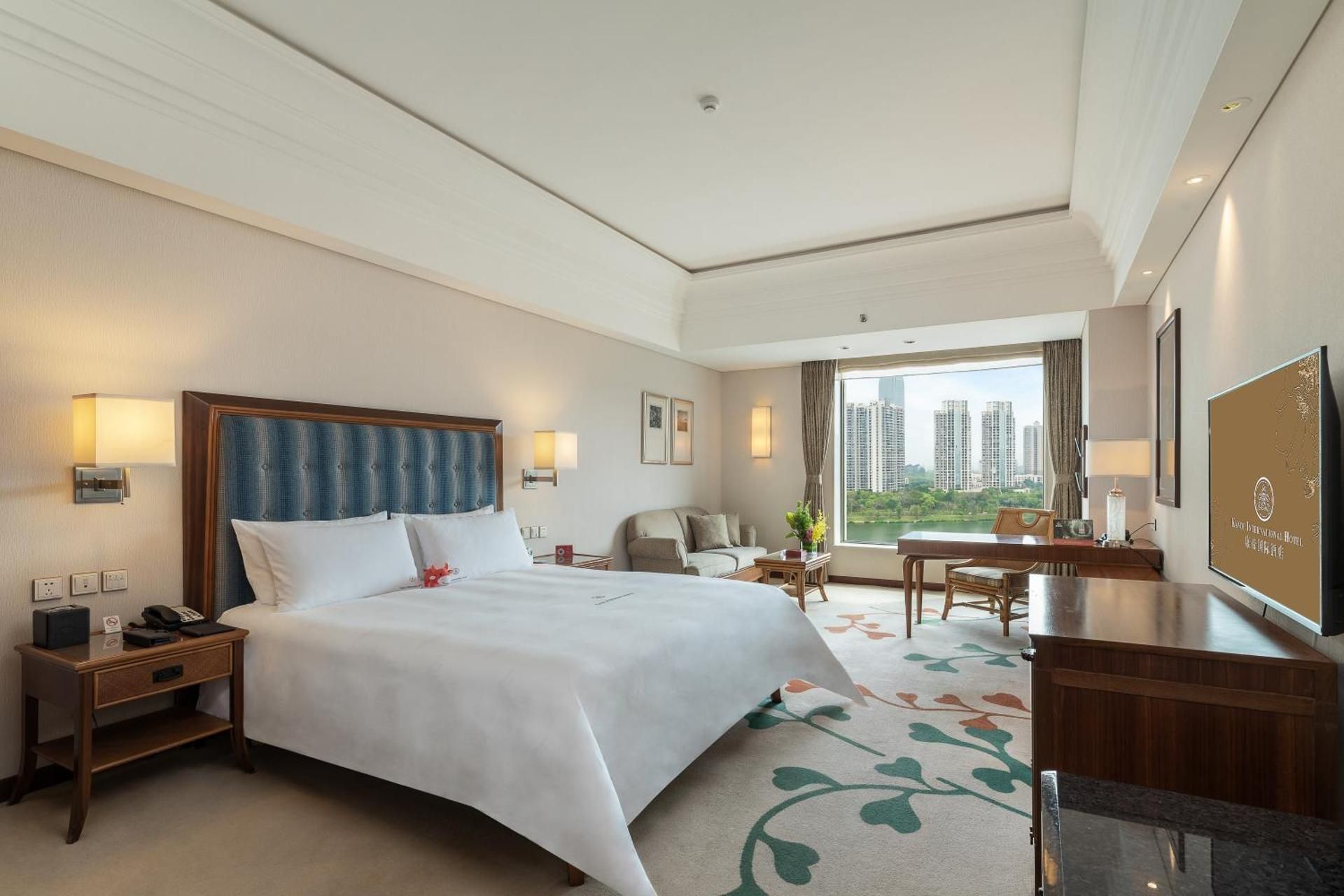 Superior King Room with River View
