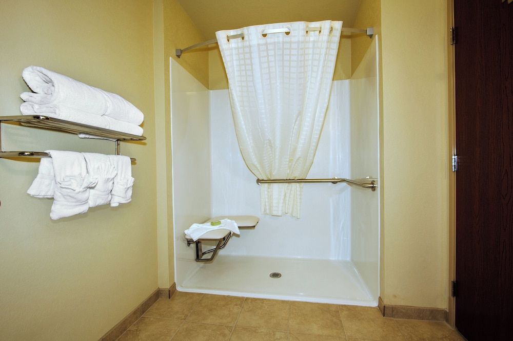 Cobblestone Inn & Suites - Corry Room, 1 King Bed, Accessible, Non Smoking 4