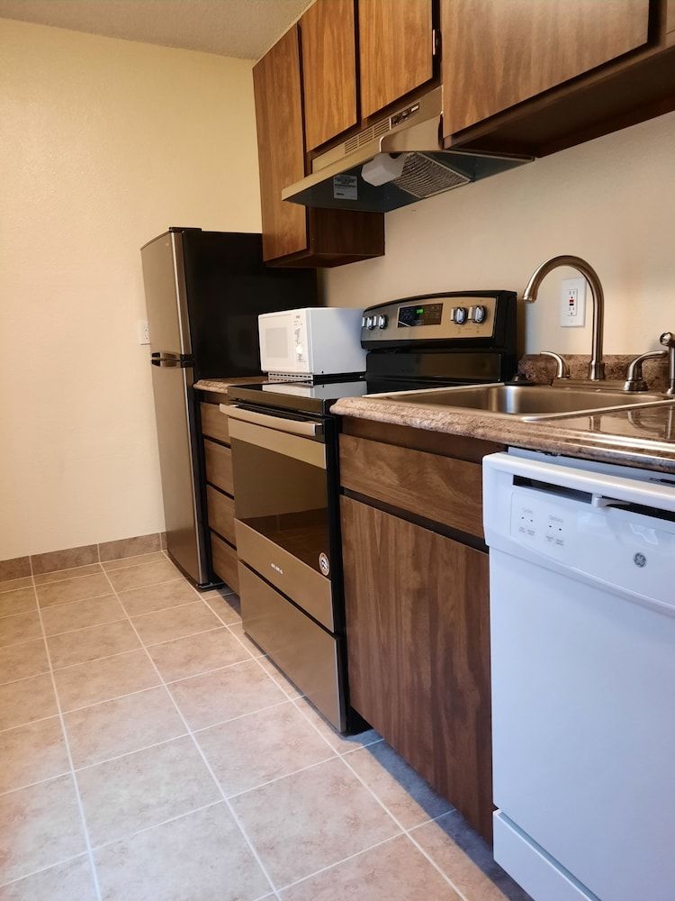 RiverTree Inn & Suites Basic Room, Kitchen 3