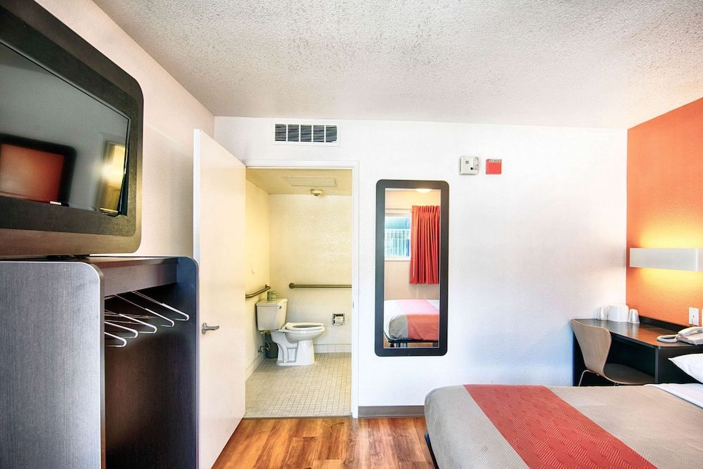 Motel 6 Mammoth Lakes, CA Standard Room, 1 Double Bed, Accessible, Non Smoking 8