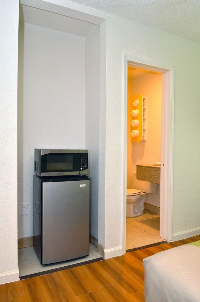 Motel 6 Modesto, CA - Downtown Standard Room, 2 Queen Beds, Non Smoking 15