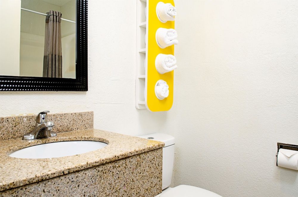 Motel 6 Modesto, CA - Downtown Standard Room, 2 Queen Beds, Non Smoking 13